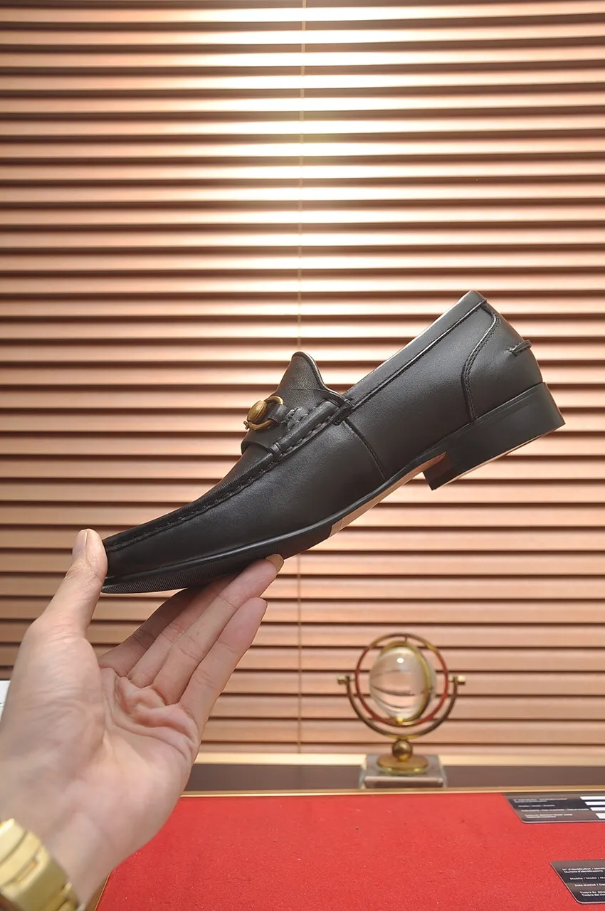 Men's shoes💰500💶Italy's top luxury men's shoe giant (GUCCI) (Gucci) (full cowhide lining) new arrival🍃Original European style🔰 Pleasant to the eye😍In order to make the shoes more durable and non-deformable🌀The production continues to follow traditional methods but there is still no lack of innovation💪Choose original sheepskin for the leather♻️ Smooth and natural And extra bright ⭐Made of imported cowhide, the first choice of rich people 38-45 (45 customized)